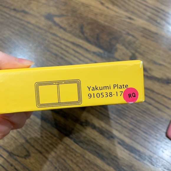 New Le Creuset Yakumi Plate Rose Quartz - Picture 4 of 6